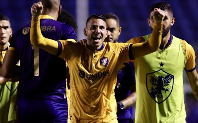 RADSLEY MARCA NO FIM E GARANTE PONTO IMPORTANTE FORA DE CASA CONTRA O FERROVIÁRIO